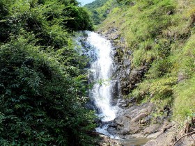 山顶上巨型的风力发电设备摄影照片